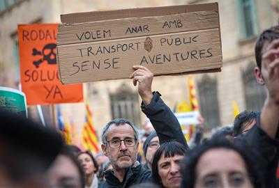 Pancartes reivindicatives de la manifestació convocada per una vintena d'entitats per denunciar la situació de Rodalies a Barcelona . ACN / Jordi Borr